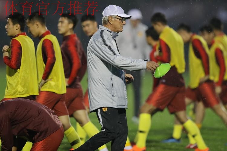 国足冒雨备战 里皮满意球队训练表现